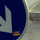 Verkehrschild mit Pfeil nach rechts und einem Aufkleber mit Deutschlandfahne; Bild: Grimme-Institut / Michael Schnell