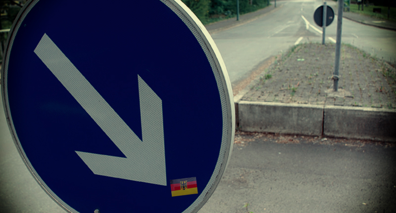 Verkehrsschild mit Pfeil nach rechts und einem Aufkleber mit Deutschlandfahne; Bild: Grimme-Institut / Michael Schnell
