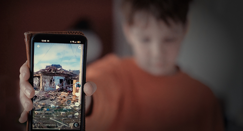 Kind zeigt Inhalte auf seinem Handy; Bild: Grimme-Institut / Michael Schnell