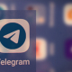Telegram-Icon vor unscharfem Smartphone-Display. Montage: Michael Schnell / Grimme-Institut.