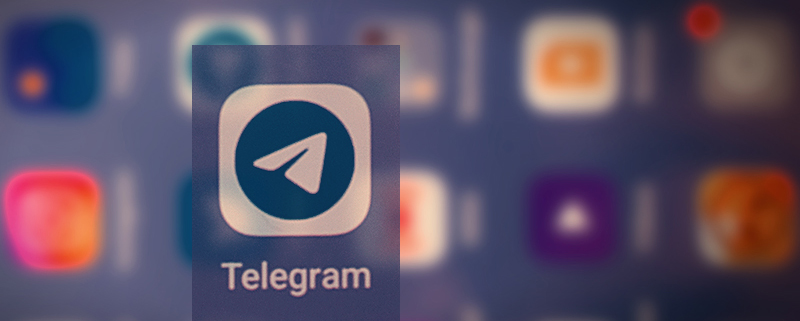 Telegram-Icon vor unscharfem Smartphone-Display. Montage: Michael Schnell / Grimme-Institut.