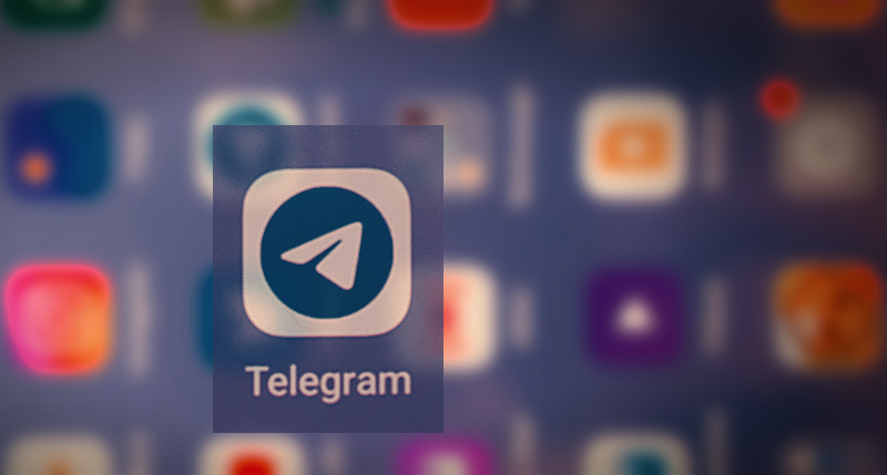 Telegram-Icon vor unscharfem Smartphone-Display. Montage: Michael Schnell / Grimme-Institut.