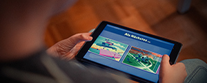 Junge spielt am Tablet; Bild: Grimme-Institut / Michael Schnell