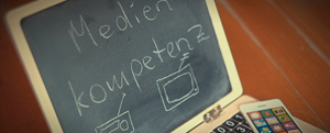 Spielzeug-Laptop und der Begriff Medienkompetenz; Bild: Grimme-Institut / Michael Schnell