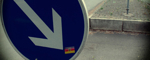 Verkehrschild mit Pfeil nach rechts und einem Aufkleber mit Deutschlandfahne; Bild: Grimme-Institut / Michael Schnell