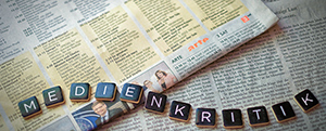 Zeitungen und Schriftzug "Medienkritik"; Bild: Grimme-Institut / Michael Schnell