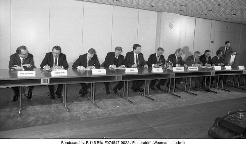 3.4.1987 Unterzeichnung eines Medienstaatsvertrages durch die Regierungschefs der Bundesländer im Bundesrat. Von links: Lothar Späth, Franz-Josef Strauß, Eberhard Diepgen, Klaus von Dohnanyi, Holger Börner, Ernst Albrecht, Johannes Rau, Bernhard Vogel, Oskar Lafontaine, Uwe Barschel.