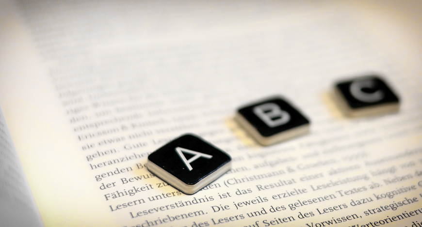 Buchstaben A, B und C auf einem Buchtext zum Leseverständnis; Foto: Grimme-Institut / Michael Schnell